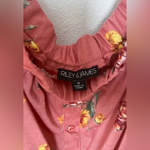 3/$30 | Riley & James Medium Floral Top - Picture 3 of 4